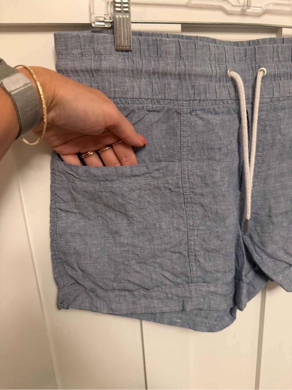 Athleta Cabo Linen Shorts Light Blue Chambray Smocked Waist Drawstring Size 6 - Picture 3 of 6